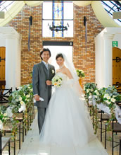 ガラスのチャペルでの結婚写真