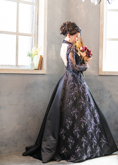 シースルーのロングスリーブが華やかなミディ丈の二次会用ドレス